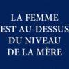 La femme est au-dessus du niveau de la mère