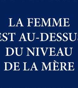 La femme est au-dessus du niveau de la mère