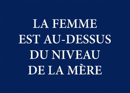 La femme est au-dessus du niveau de la mère